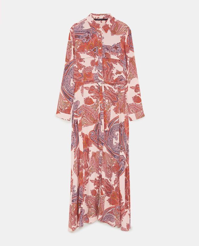 Vestido de Zara con estampado paisley. (Precio: 39, 95 euros)