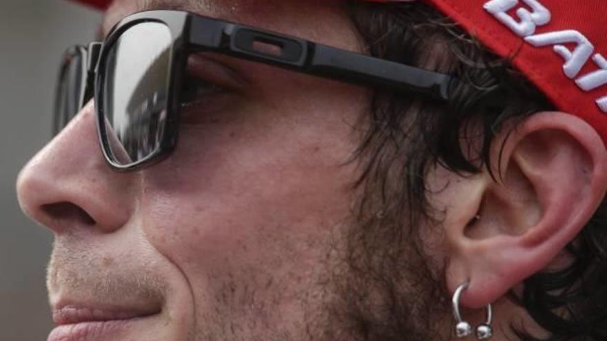 Valentino Rossi, ayer, en el podio tras ganar el tercer puesto en el Gran Premio de Malasia.