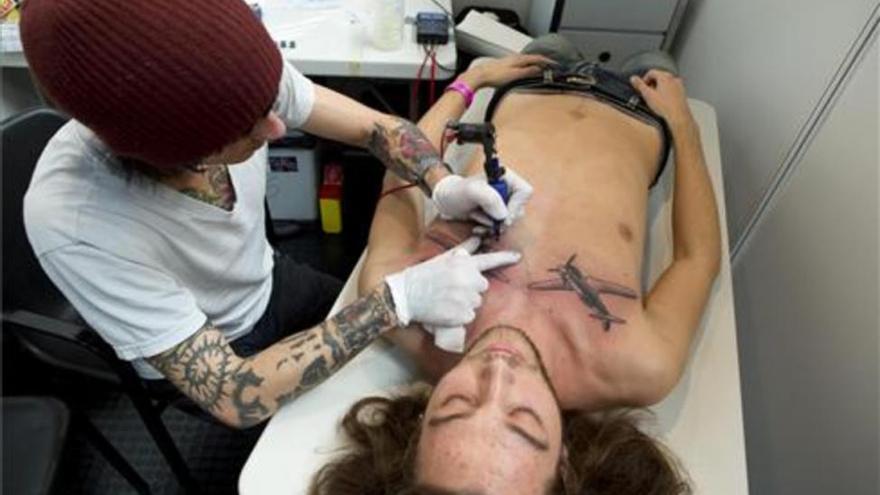 La tinta de los tatuajes puede conllevar riesgos sanitarios