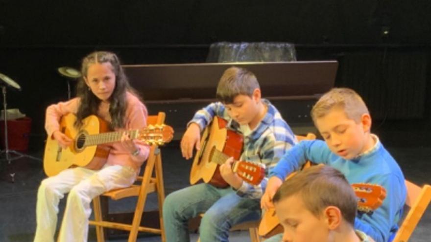 Sobre estas líneas, por la izquierda, Nico Caparrós, Laura Tejón y  Javier San Marcos. Debajo, el público asistente ocupa las butacas del teatro de Pumarín. A la derecha, el concierto de Mercedes Guzmán,  Tomás Lago, Carlos Rodríguez y Alejandro de Dios.  | LNE