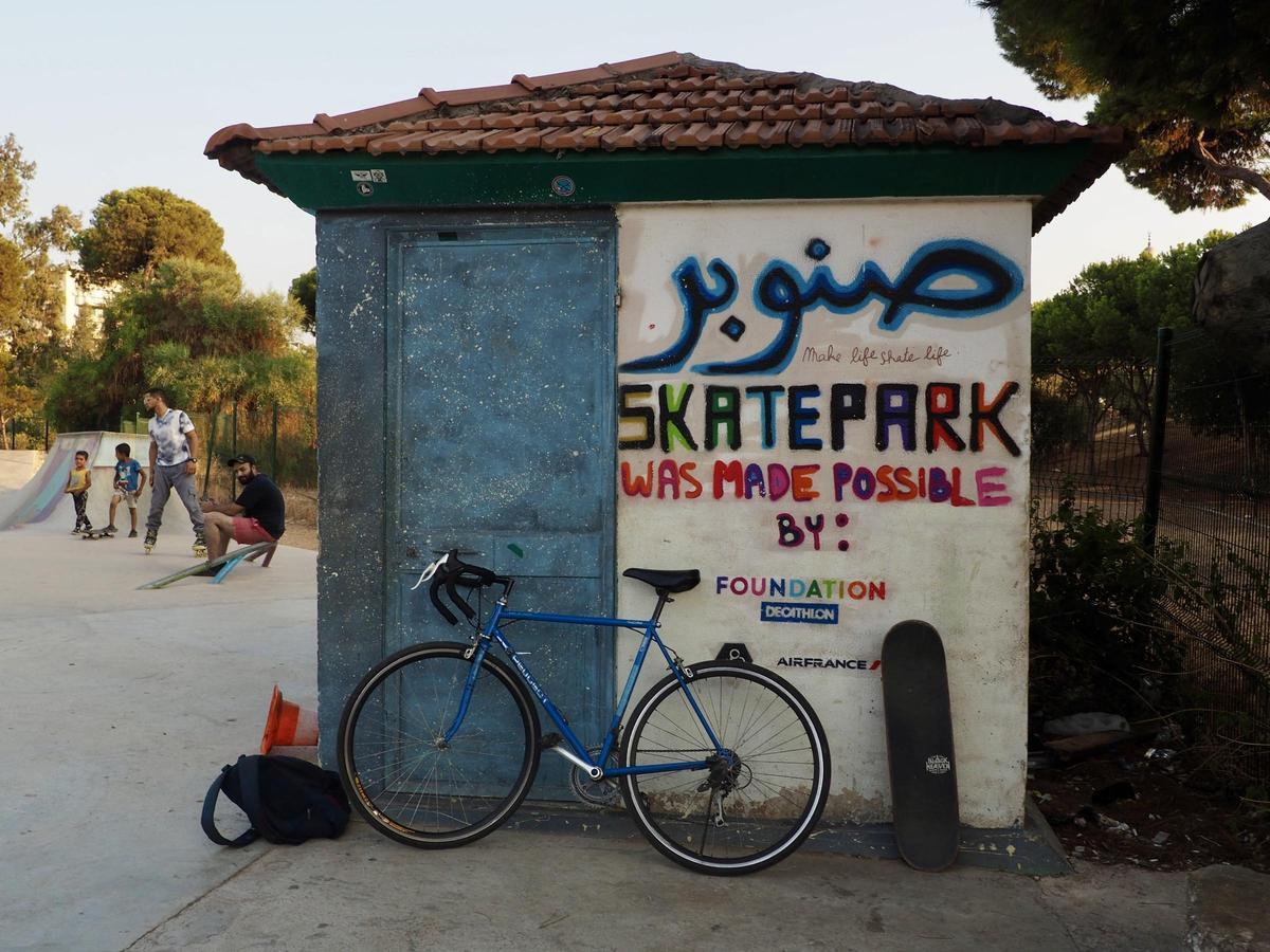 Cartel a la entrada del Snoubar skatepark de Beirut.