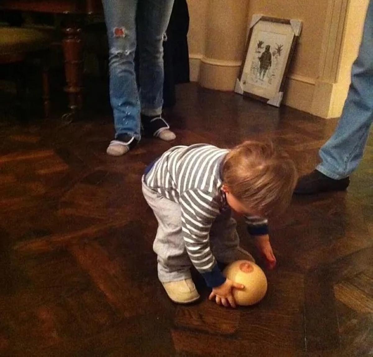 El niño misterioso jugando con la pelota pezón.