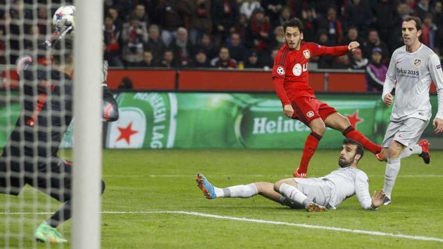 Instante del disparo de Calhanoglu en la jugada del gol alemán.