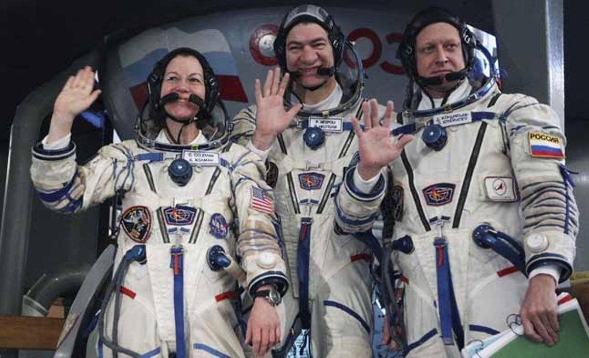 Els astronautes Catherine Colemna, dels Estats Units, Dmitri Kondratiev, de Rússia, i Paolo Nespoli, d’Itàlia, posen amb el simulador del Soiuz abans de passar els exàmens finals al centre d’entrenament Cosmonauta a la Ciutat de les Estrelles, als afores de Moscou (Rússia). El llançament de la missió està prevista per al 15 de desembre des del cosmòdrom de Baikonur (Kazakhstan).