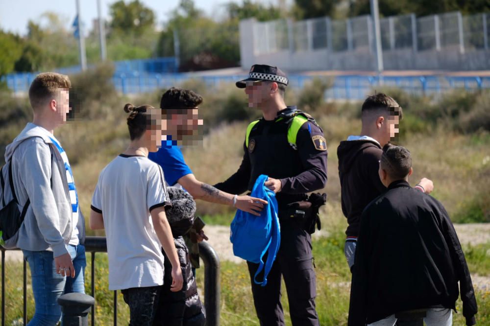 La Policía Local interviene alcohol junto a la rotonda  del campo de golf