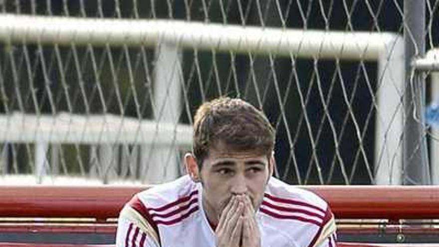 Casillas, pensativo durante un entrenamiento.