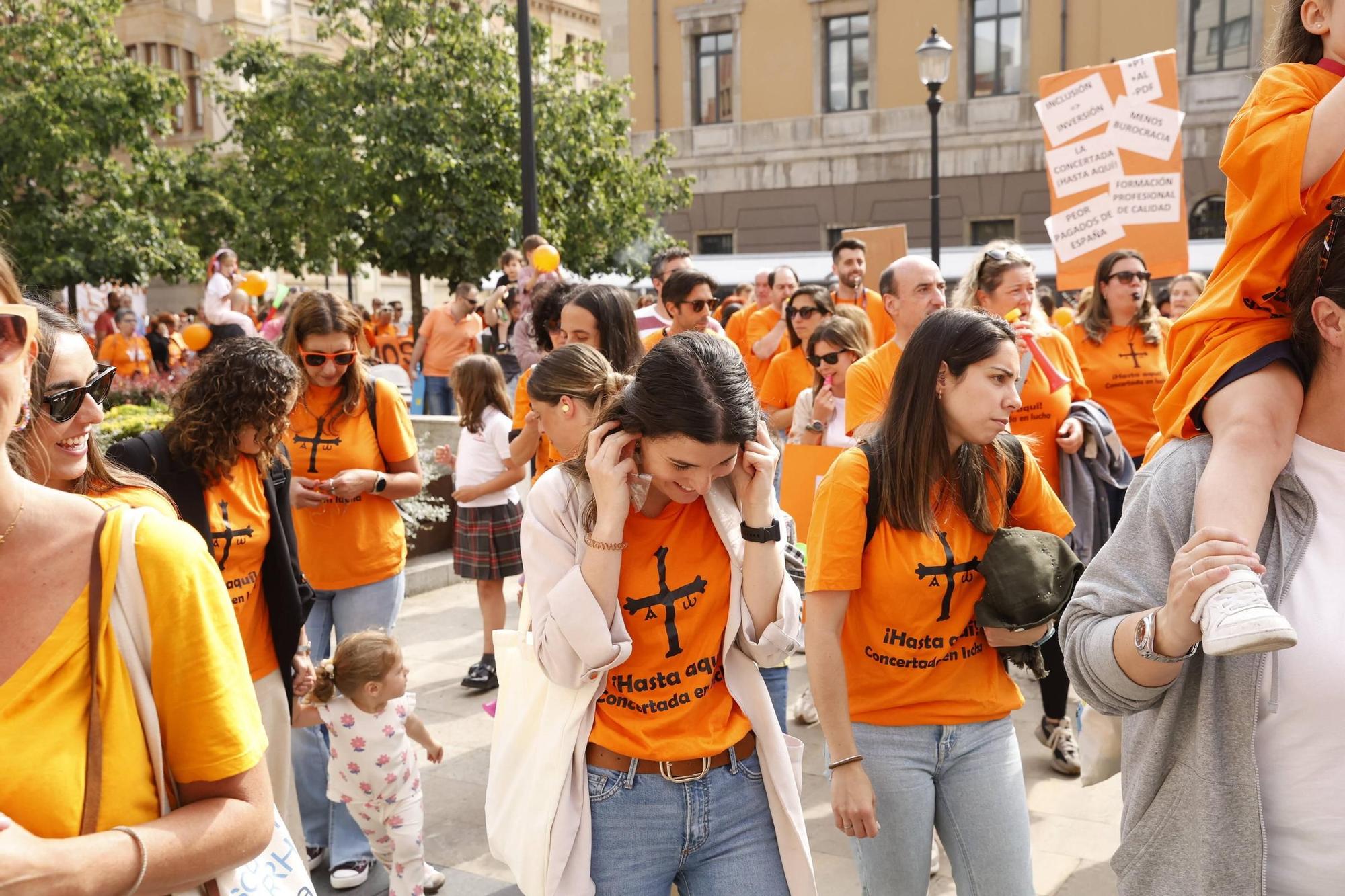 Así fue la gran concentración en Gijón por la educación concertada (en imágenes)