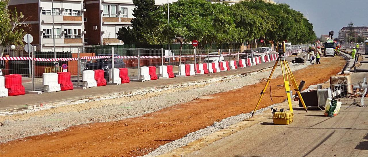 Los operarios trabajan en los tramos de la Línea 9 que están en pleno centro de Dénia. | CARLOS LÓPEZ