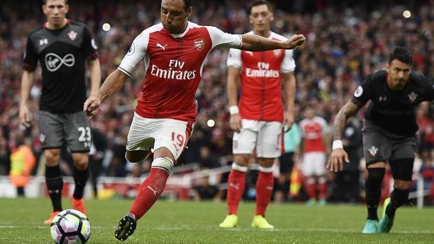 Santi Cazorla se dispone a lanzar el penalti contra el Southampton que supuso su último gol con el Arsenal, en septiembre.