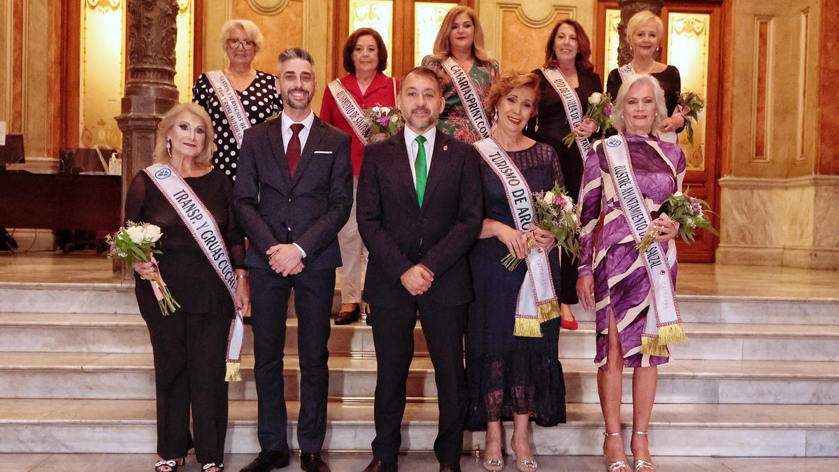 Las ocho candidatas representantes de los mayores, junto al alcalde y al concejal de Fiestas.