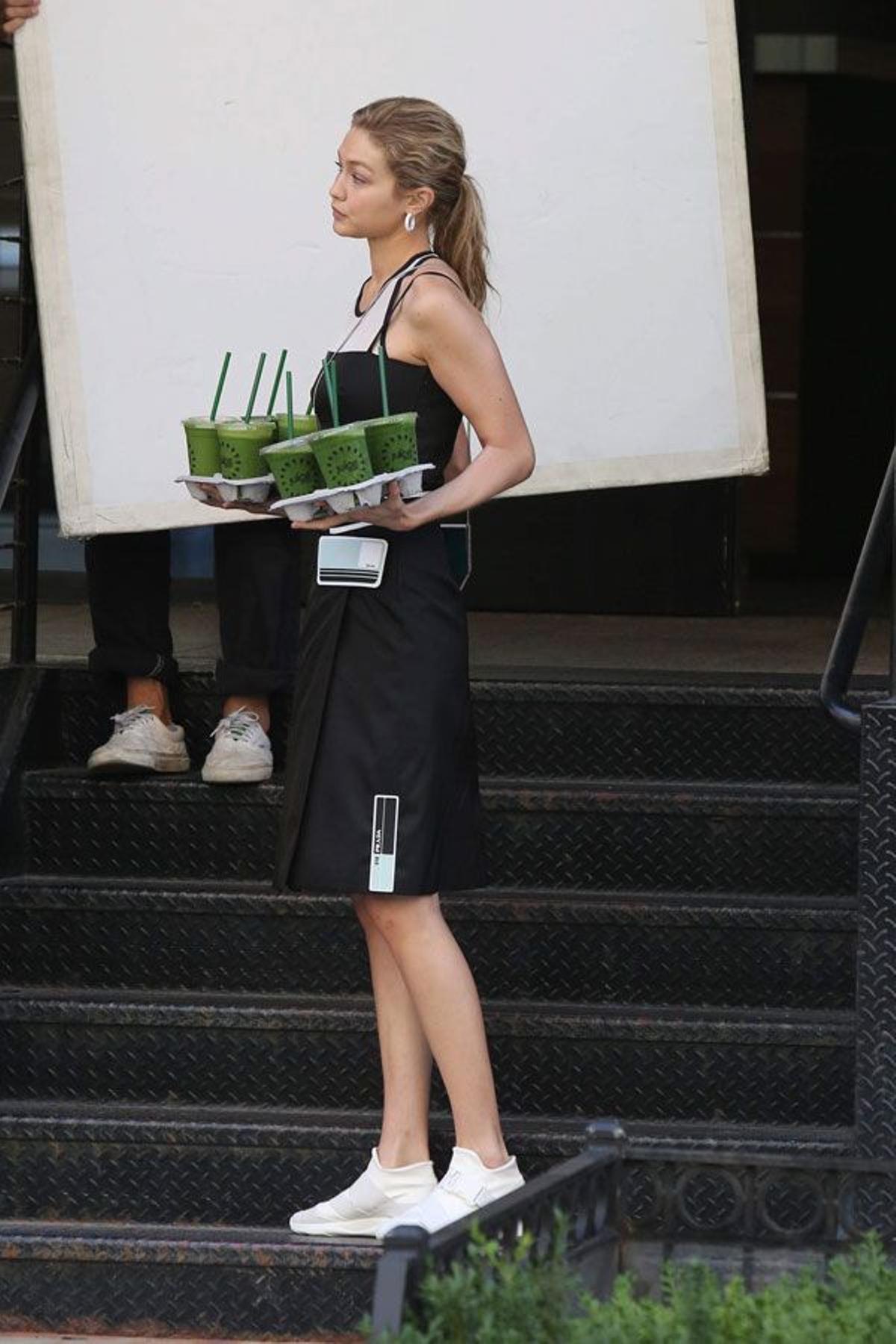 Gigi Hadid con zapatillas blancas