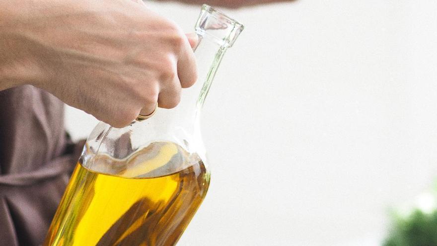 Meter un vaso de aceite en el congelador por la noche: pondrá solución a este gran problema