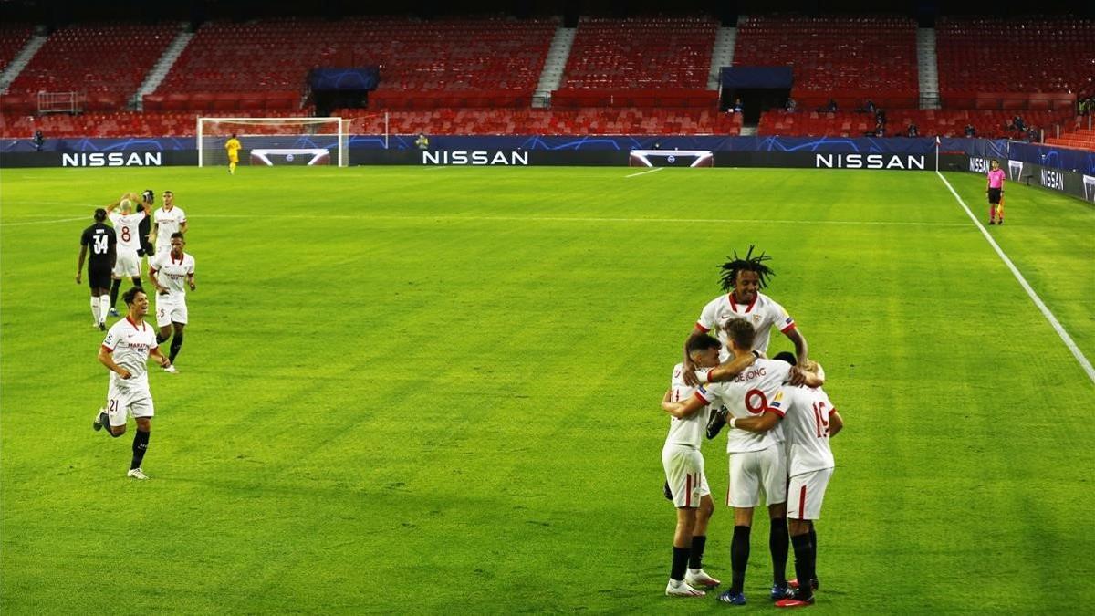 Los jugadores del Sevilla celebrando el gol de De Jong