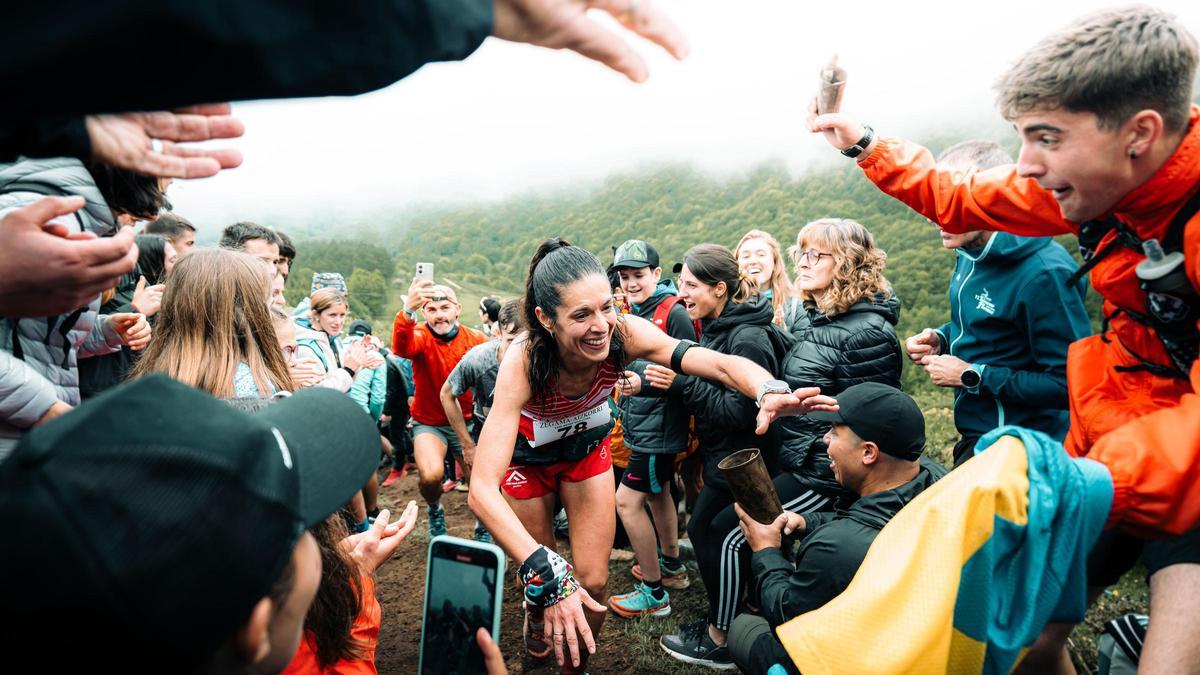 Pàg. 2 Marta Martínez Abellán (©leo rsl ©GTWS)Marta Martínez Abellán rodeada de gente en la mítica subida de Sancti Spiritu en la maratón Zegama - Aizkorri 2024