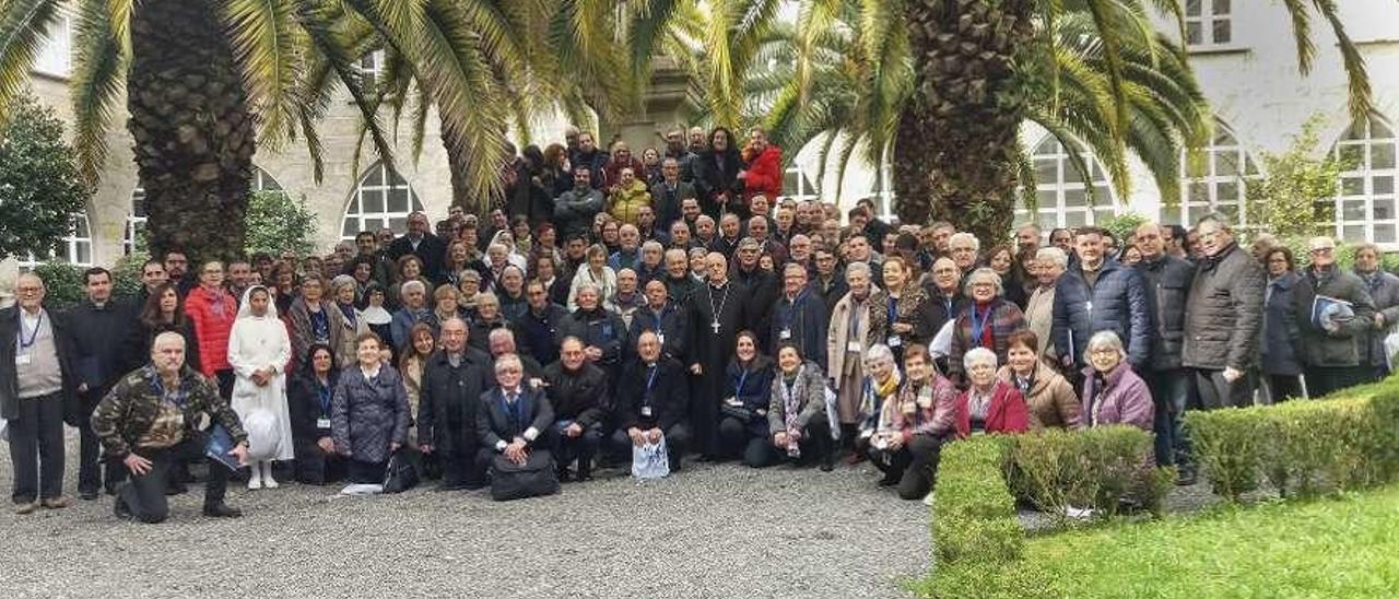 Participantes en la asamblea sinodal que se realizó ayer en el Seminario Mayor. // Carlos Peteiro