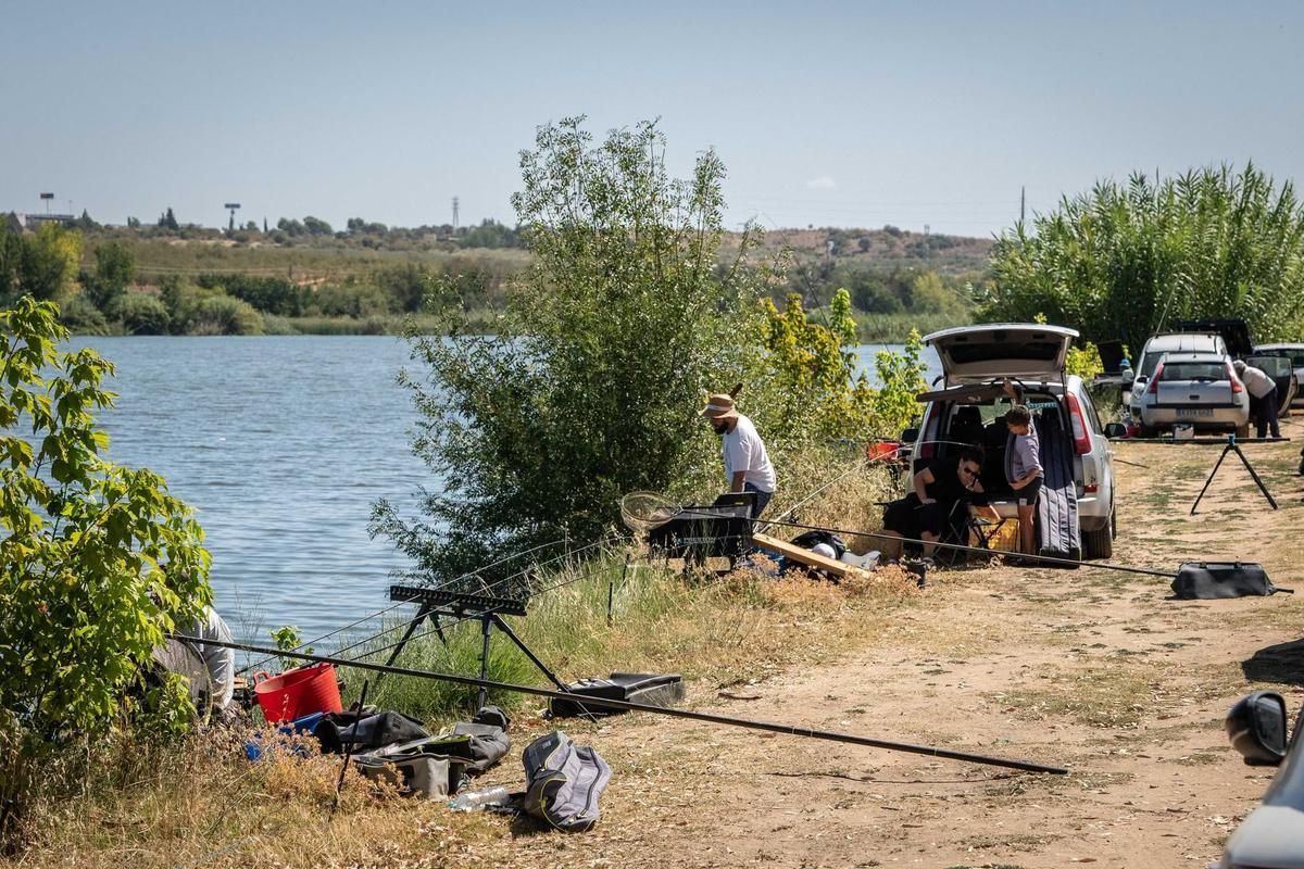 Aficionados durante el concurso de pesca celebrado en la capital extremeña.
