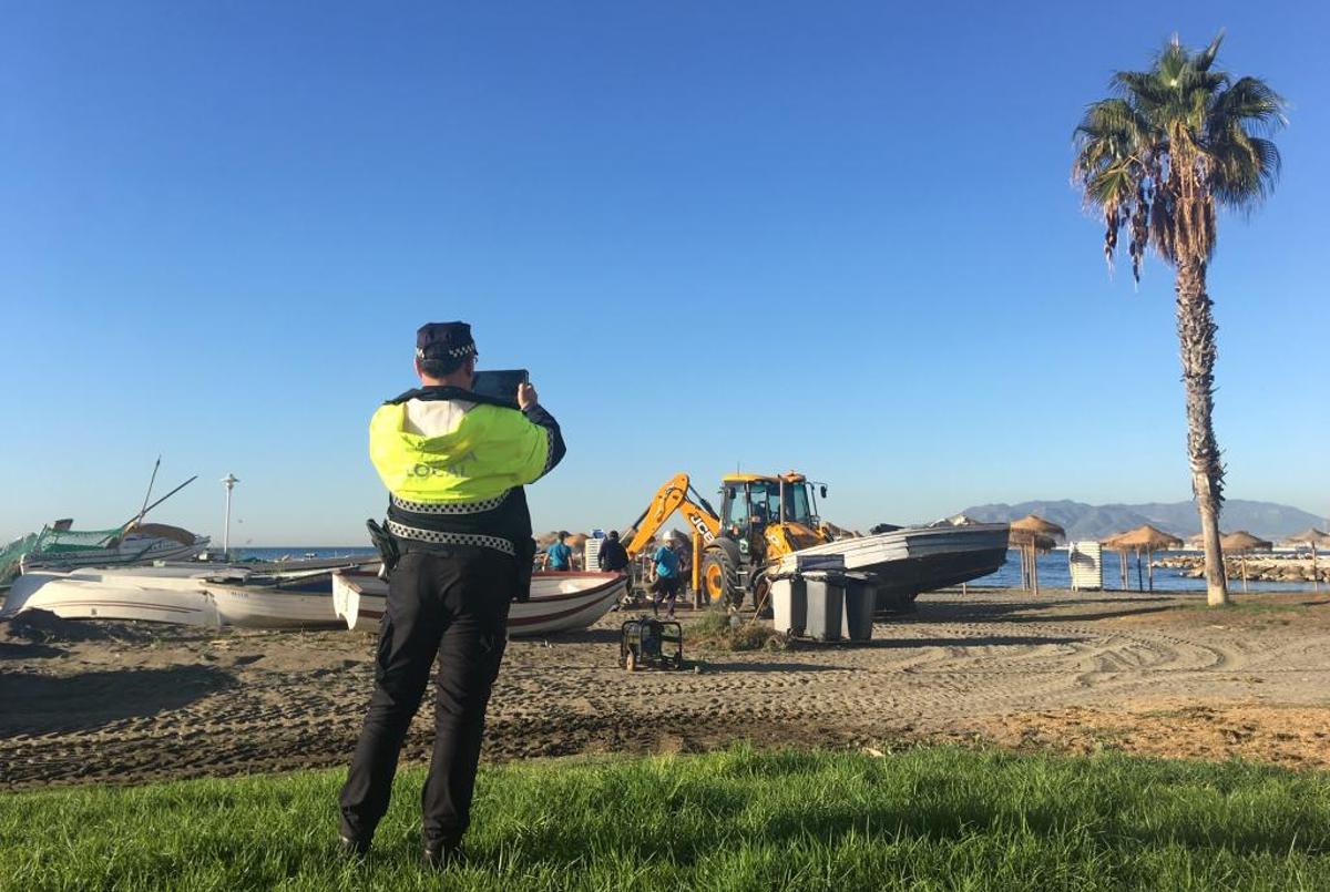 Un agente supervisa los trabajos en El Pedregal.