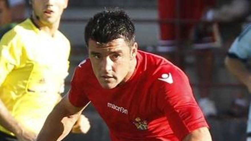 Gustavo Souto remata a portería en un partido de liga.