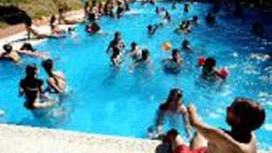 Las piscinas cacereñas, atestadas por el calor