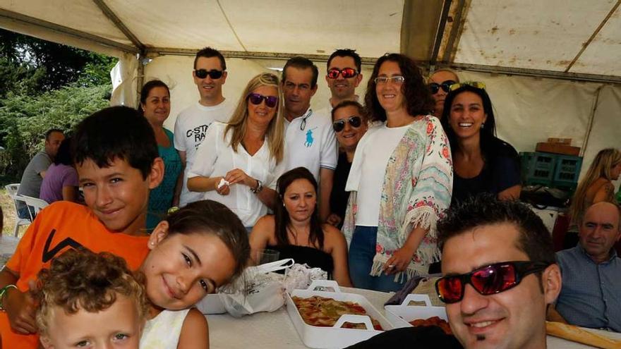 Participantes, ayer, en la comida en Coto Carcedo.