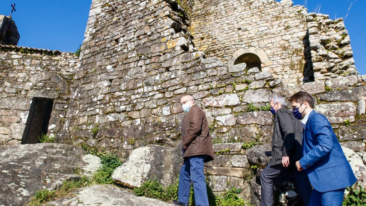 El alcalde, Alberto García; el vicepresidente de la Xunta, Alfonso Rueda; y el líder del PP catoirense, Iván Caamaño, se dirigen a la capilla de Santiago, a los pies de una de las Torres. El proyecto Next Generation incluye la instalación de una pasarela.