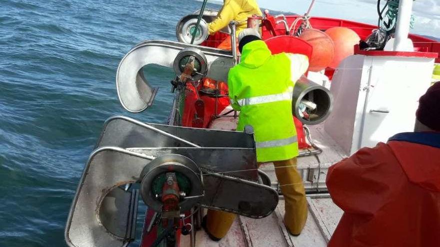 Marineros gallegos pescan caballa en el Cantábrico.