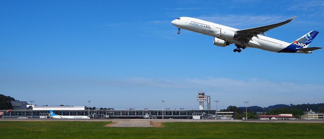 Un avión de Airbus realizando pruebas en el aeropuerto de Vigo.