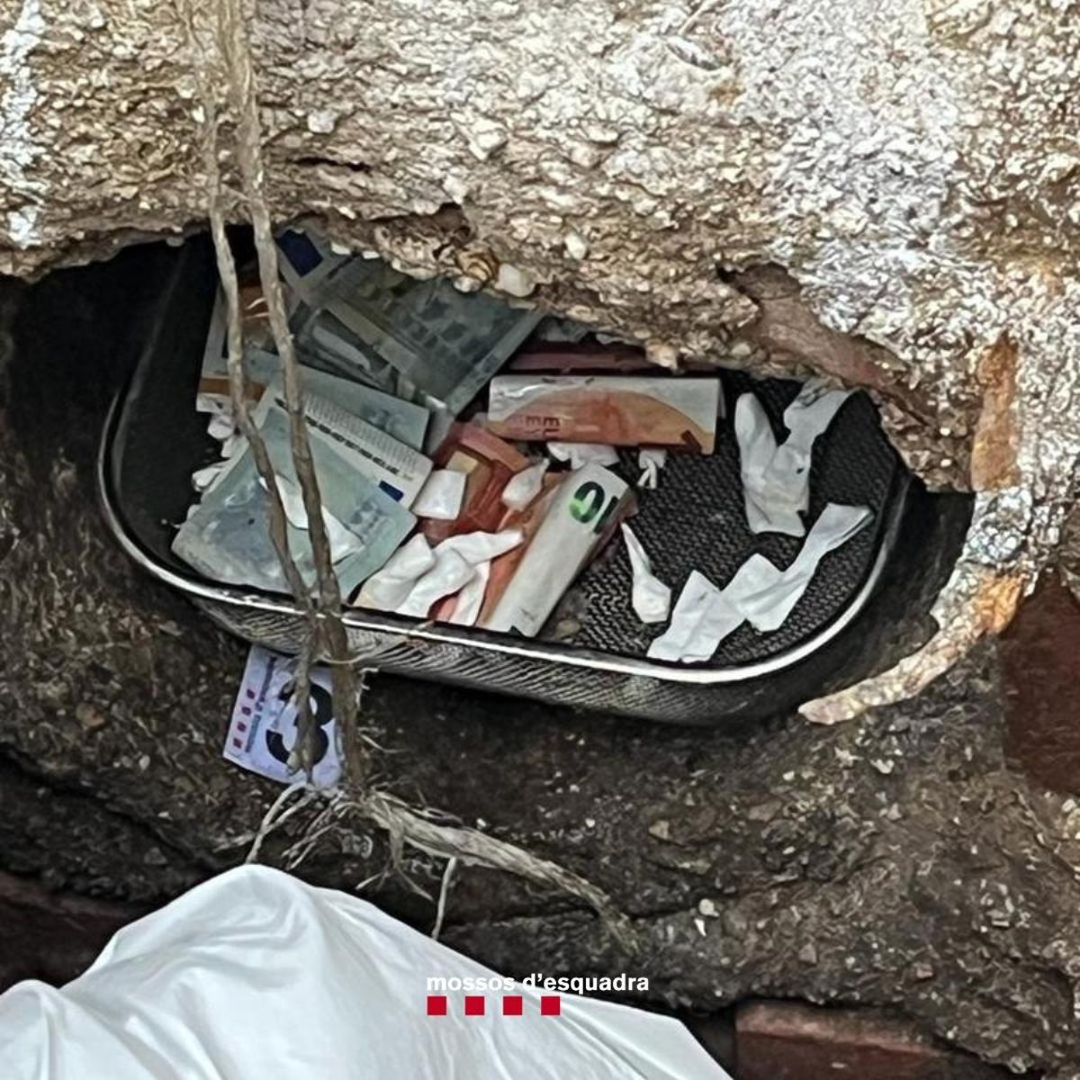 Desmantellat un punt de venda de droga ininterromput a Badalona