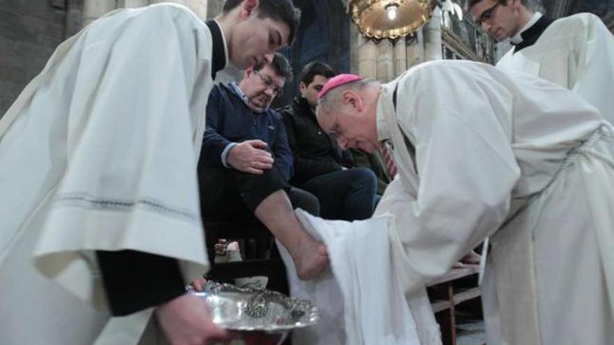 El obispo realiza el lavatorio de pies a doce personas. Abajo, un aspecto de la catedral.  // J. Regal