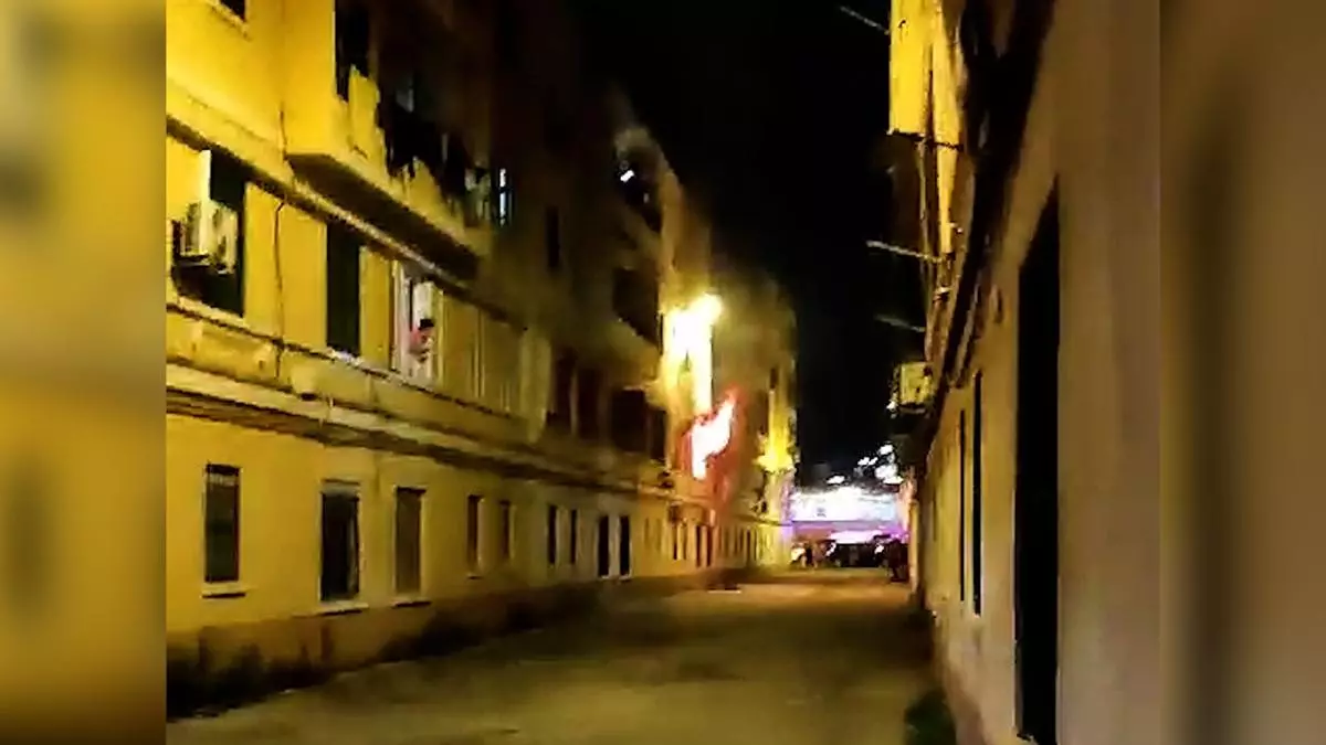 Desalojados varios vecinos por un incendio que destruyó un piso en Cas Capiscol, en Palma