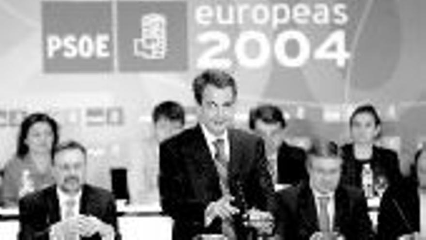 Zapatero destaca la vuelta de tropas y el aumento de becas
