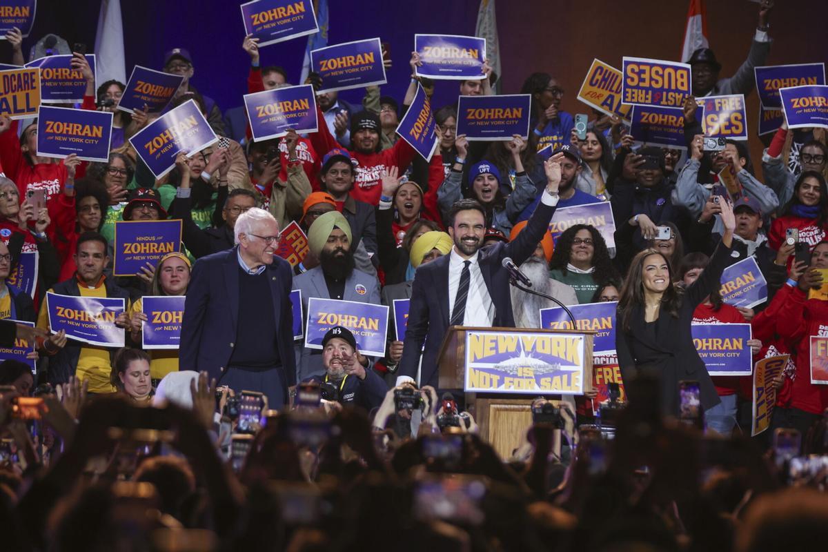 NEW YORK (United States), 27/10/2025.- (L-R) Senator Bernie Sanders, Democratic nominee for the mayor of New York City Zohran Mamdani and US Representative Alexandria Ocasio-Cortez react during the 'New York Is Not For Sale' rally at Forest Hills Stadium in the Queens borough of New York, New York, USA, 26 October 2025. The event, hosted by Democratic frontrunner in the New York City mayoral race Zohran Mamdani, will feature Senator Bernie Sanders and US Representative Alexandria Ocasio-Cortez, ahead of Election Day for New York City mayor on 04 November. (Alejandría, Nueva York) EFE/EPA/SARAH YENESEL