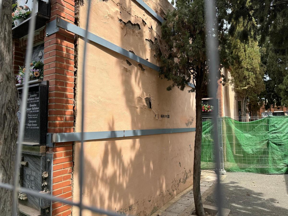 Mal estado del bloque 13 de nichos del cementerio de Santa Bárbara de Elda.