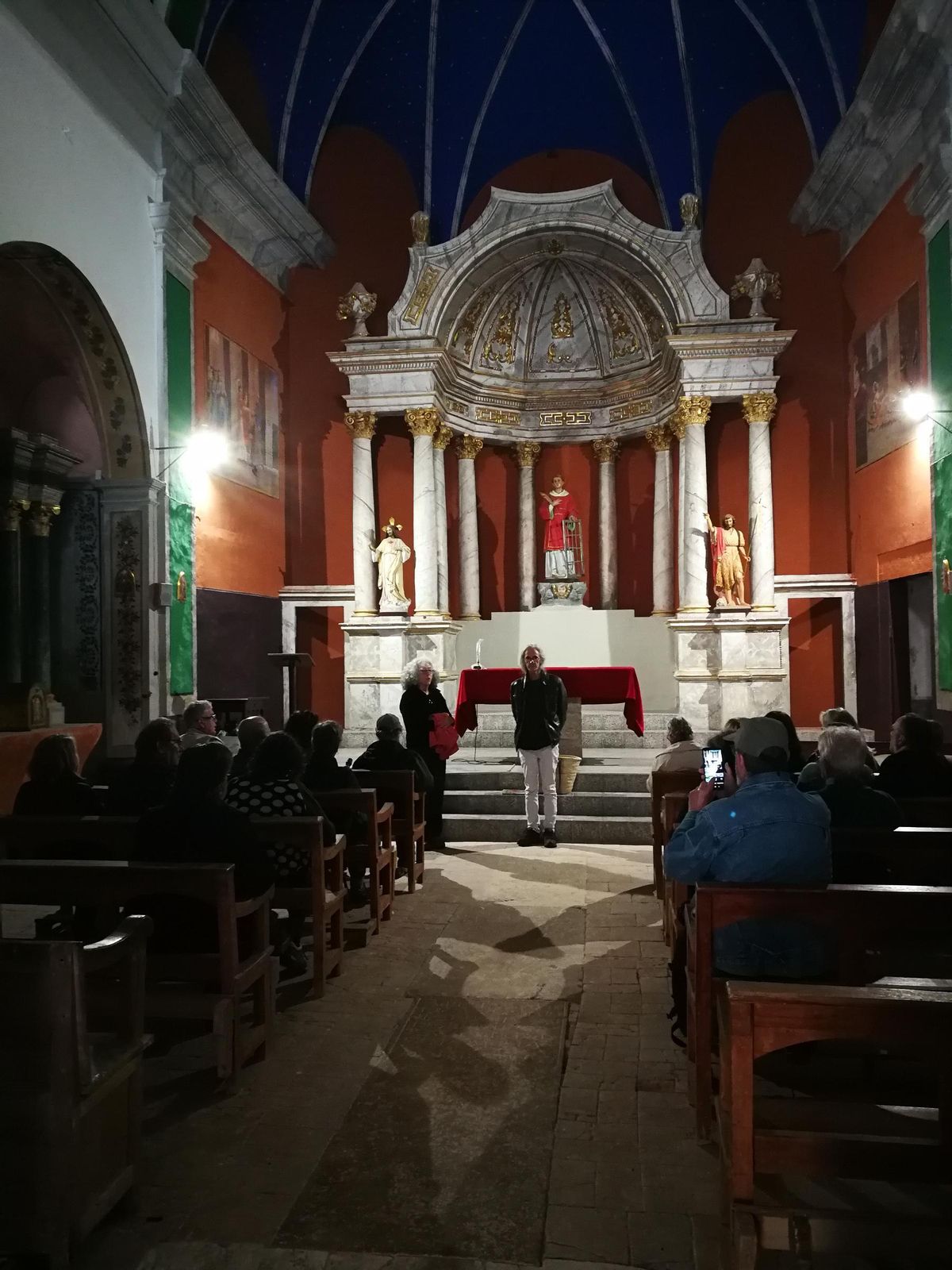 Enric Casasses a l'església d'Espinavesa, durant una sessió de club de lectura
