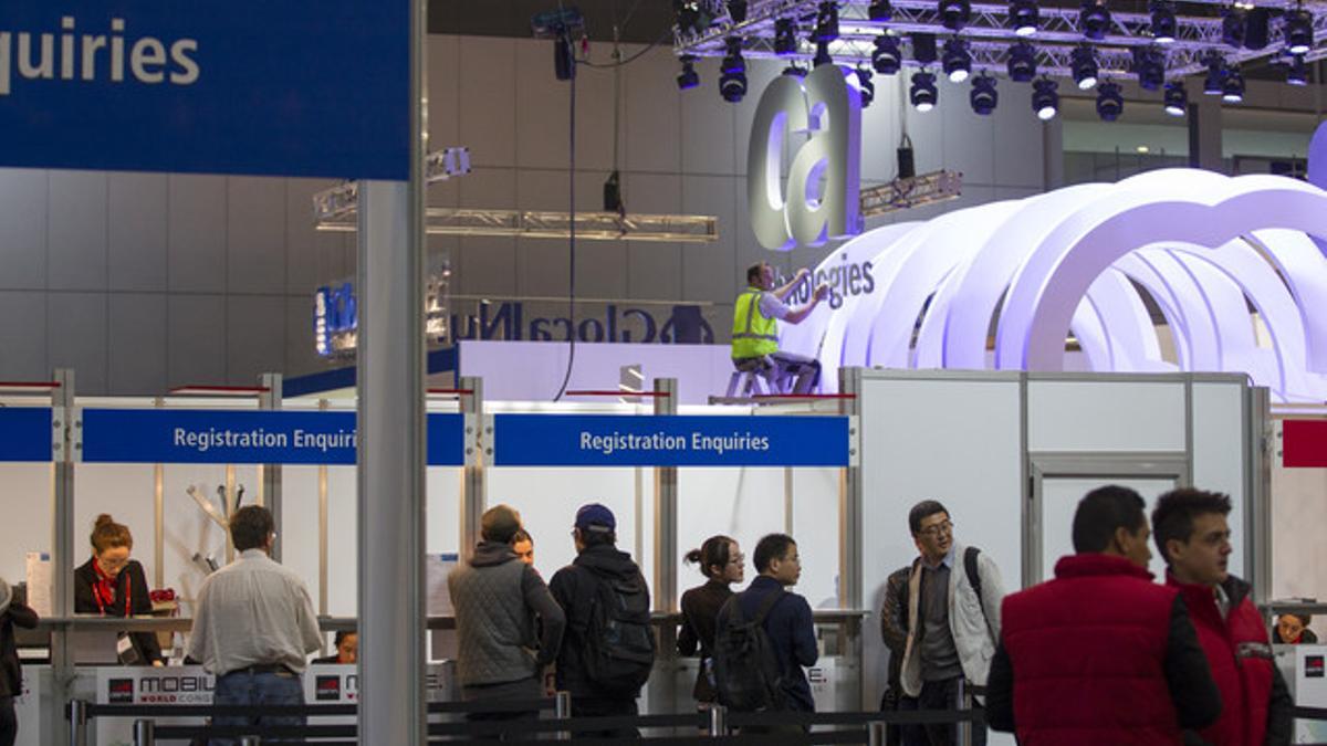 Participantes en el Mobile World Congress esperan para inscribirse, el domingo en la Fira Gran Via 2.