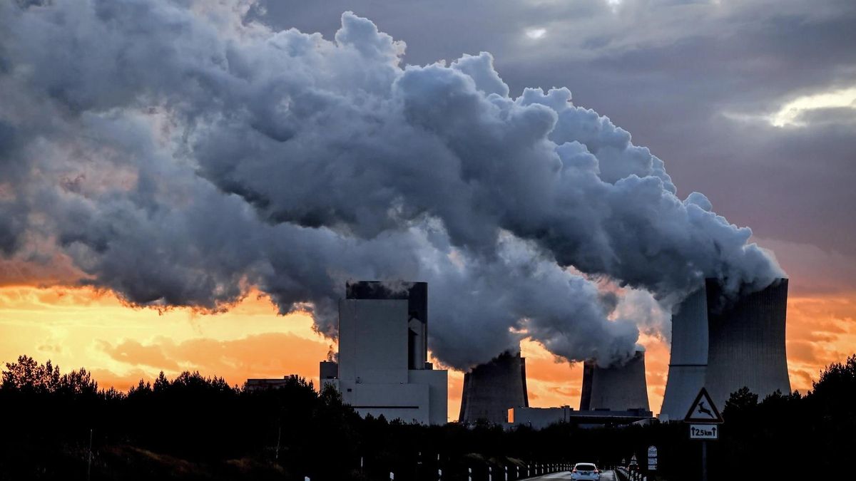 La planta de energía de carbón de Boxberg (Alemania) expulsa vapor de agua.