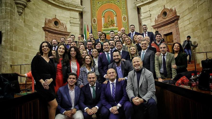 Los consejeros y diputados del PP y Ciudadanos celebran la aprobación del presupuesto.