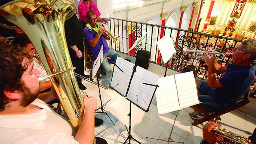 El quinteto de metal interpretando el «Himno al Cristo».