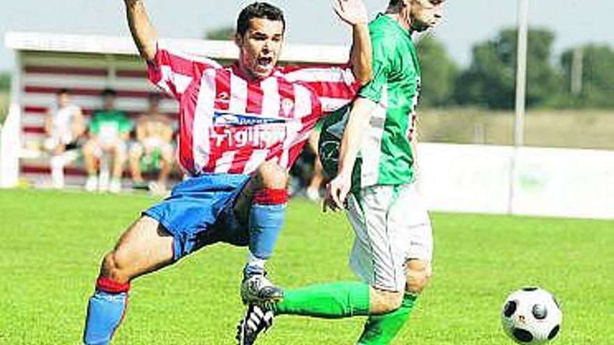 El delantero rojiblanco Carlos, en un partido ante el Guijuelo.