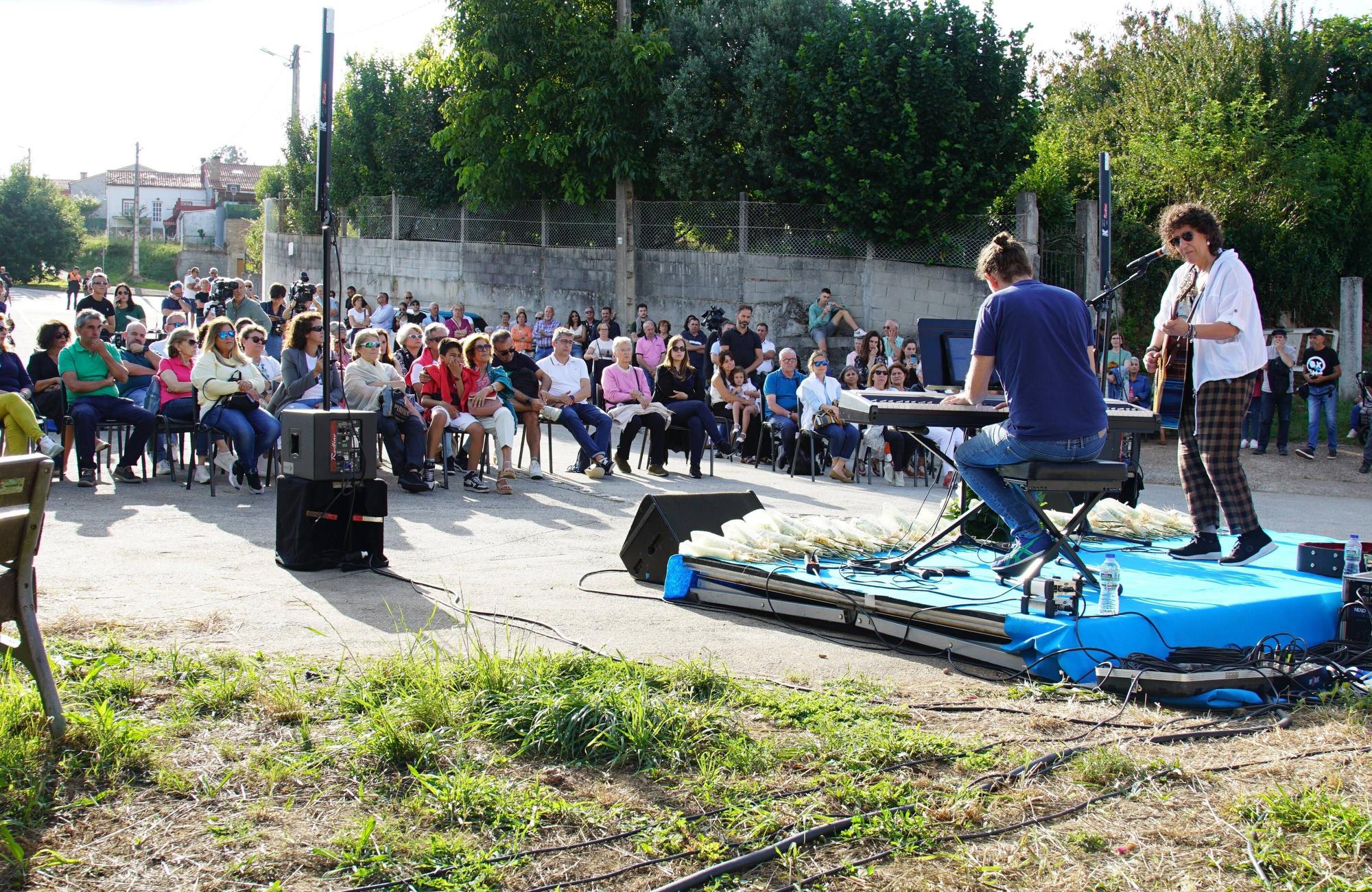 Familiares y víctimas del descarrilamiento se manifiestan en Santiago