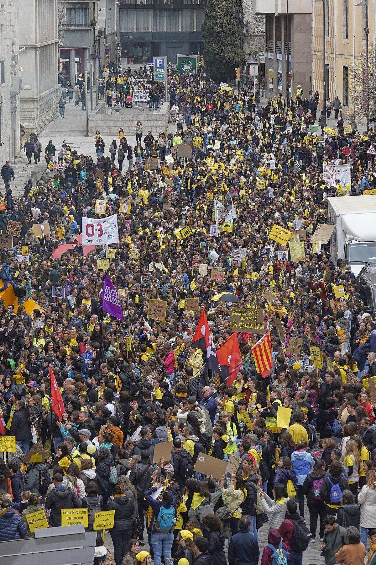 Les imatges de la protesta dels docents davant de la Generalitat a Girona