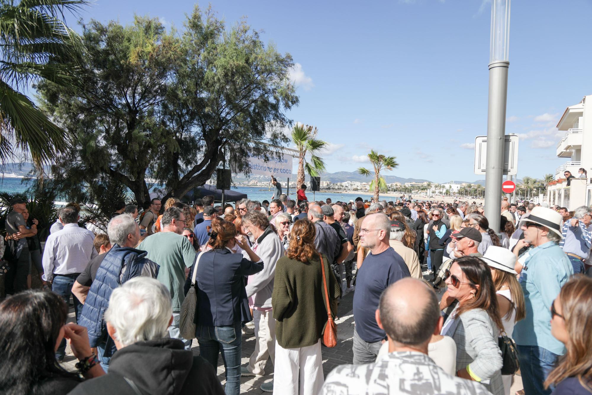 Manifestación para salvar el Bungalow: "La historia no se toca"