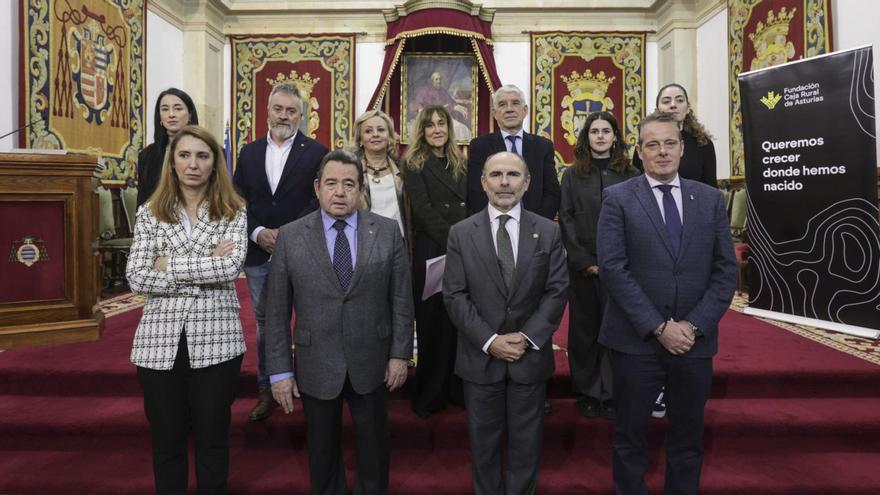 En la fila de atrás, de izquierda a derecha, Marlén Álvarez, Francisco Ordóñez, Inmaculada Riesgo, Amor Domínguez (presentadora), Mario Díaz, Yaiza Guerrero y Andrea García; delante, Cristina González, directora de Universidades del Principado; Fernando Martínez, Ignacio Villaverde y Marcelino Marcos, posando juntos, en el Paraninfo del edificio histórico de la Universidad de Oviedo.