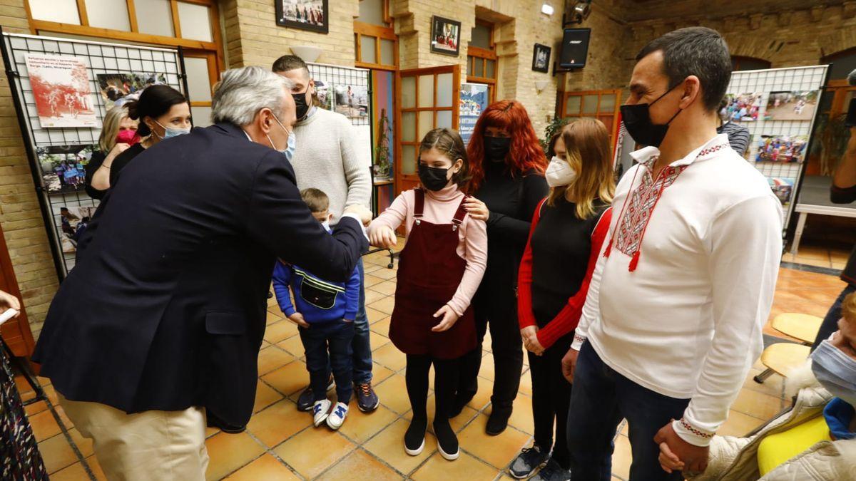 El alcalde ha recibido a las primeras familias ucranianas en Zaragoza.