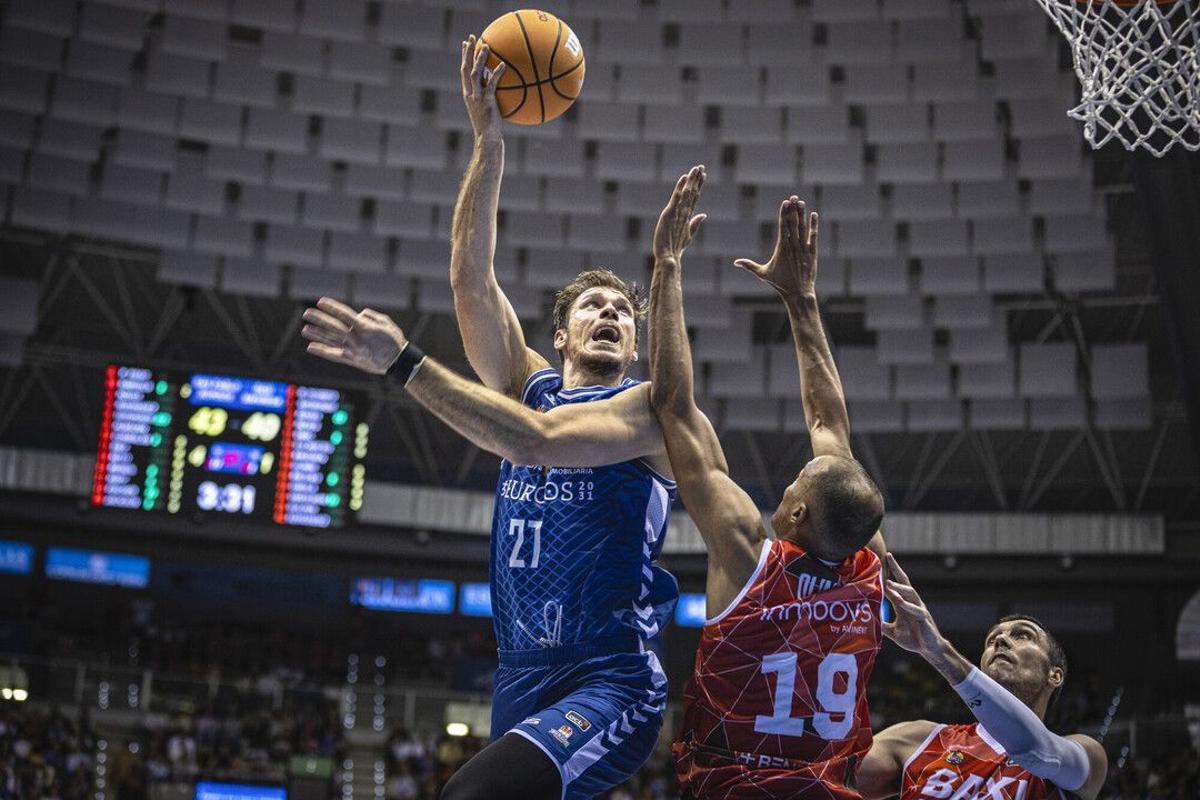 Ethan Happ saca un gancho ante la defensa del jugador de Olinde y Oriola en un duelo ante Manresa.