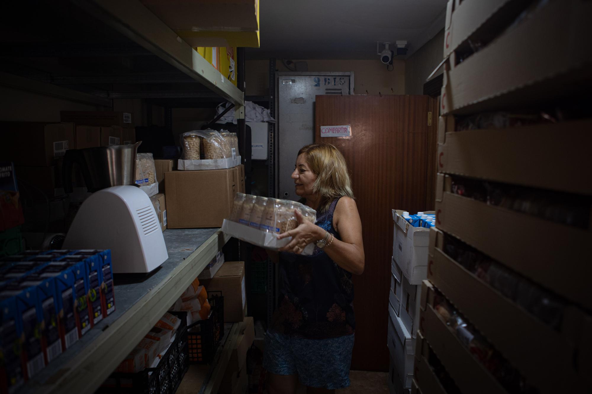 Los bancos de alimentos dejan  de repartir aceite y pollo a las  familias por su elevado coste