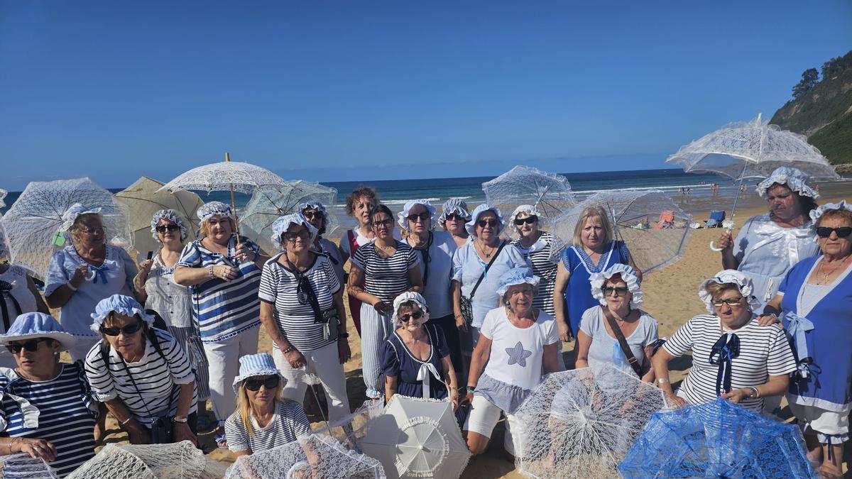 El grupo de bañistas en la playa de Rodiles.