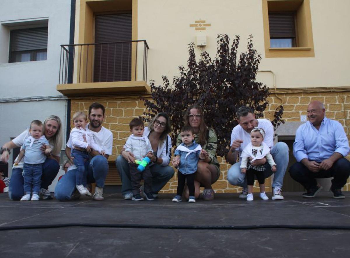 Los más pequeños del municipio recibieron sus pañuelicos. | SERVICIO ESPECIAL