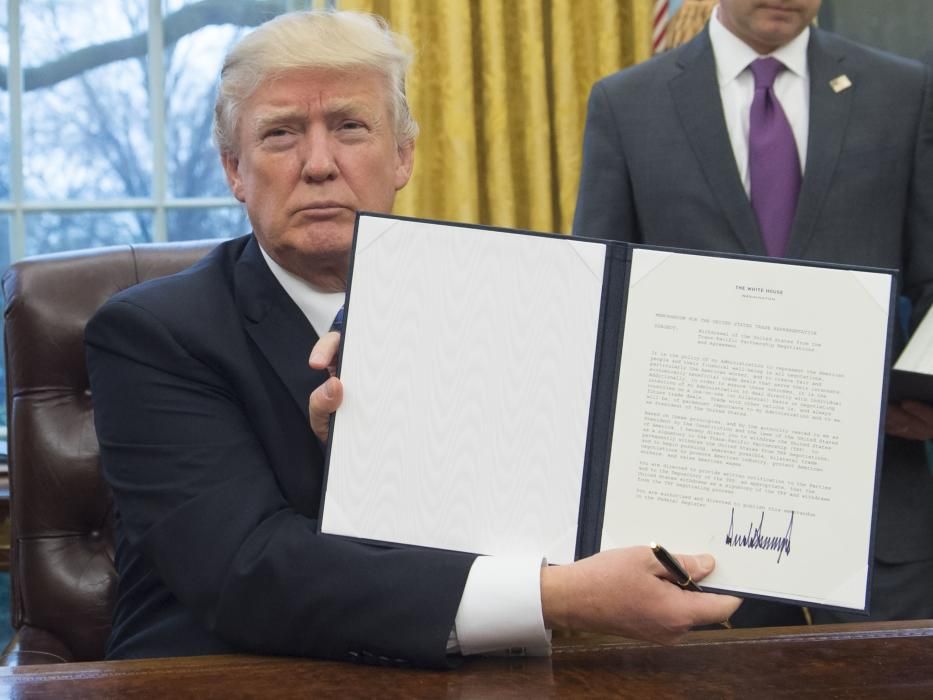 A lo largo del año, Trump ha firmado decretos presidenciales para tratar de retirar reformas introducidas por Obama, como el programa sanitario 'Obamacare'. Trata de endurecer los controles migratorios y ha rubricado la salida de Estados Unidos del Acuerdo del Clima de París. No obstante, sigue encontrando muchas reticencias en el Congreso y en su propio partido. AFP