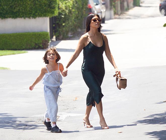 Kourtney Kardashian con su hija Penelope por las calles de West Hollywood